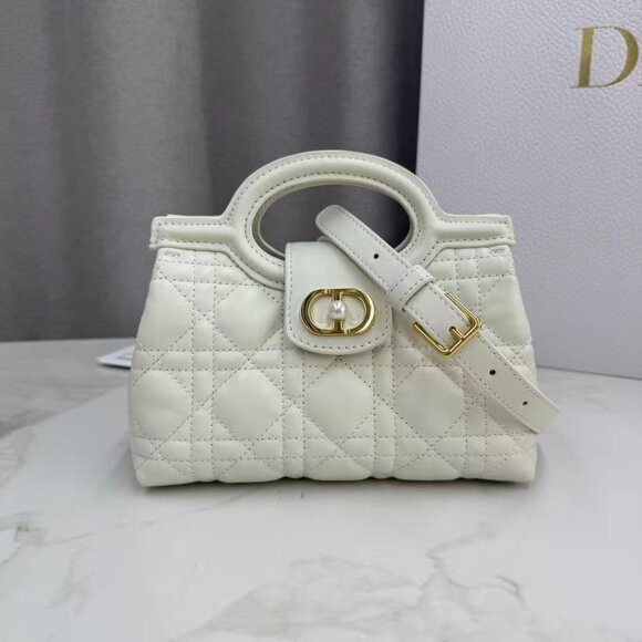 Classic DIOR Bag: A Stylish and Versatile Choice for Elegance - Picture 5 of 6